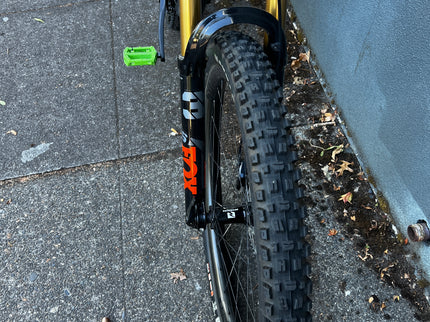 Consignment Pivot Mach 6 Medium Black Custom