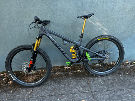 Consignment Pivot Mach 6 Medium Black Custom