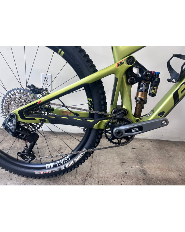 Consignment Pivot Switchblade v5 SRAM Ride GX Medium Electric Green W/ Carbon Wheels