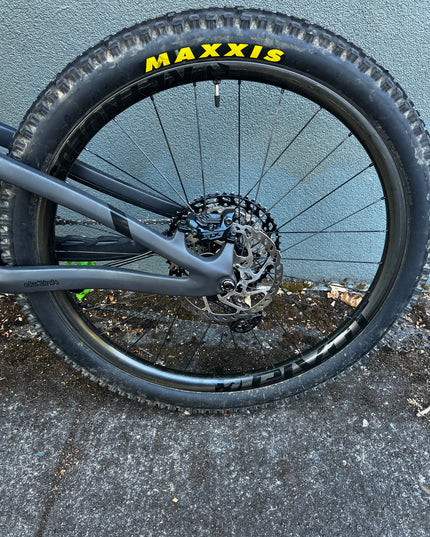 Pivot Cycles - Consignment Pivot Mach 6 Medium Black Custom - 210000074126 - Cyclepath PDX