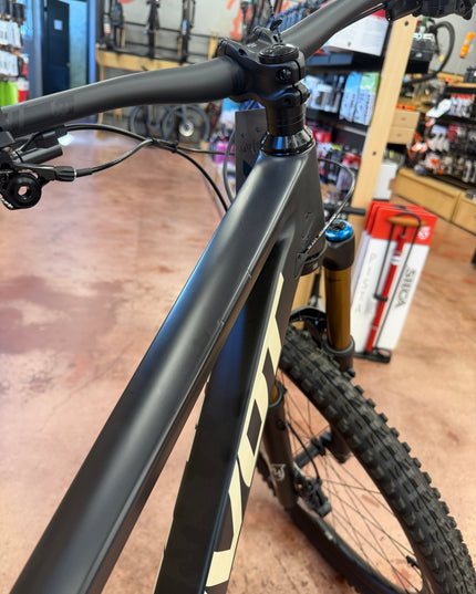 Pivot Cycles-Pivot Switchblade Pro XT Di2 w/ Carbon Wheels Stealth Mojave Large (Paint Chip)-00SWBV629CXTB--STMLGDRPCN-Cyclepath PDX-Bikes - Analog Bikes - MOUNTAIN - Pivot