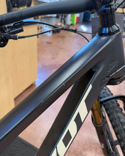Pivot Cycles-Pivot Switchblade Pro XT Di2 w/ Carbon Wheels Stealth Mojave Large (Paint Chip)-00SWBV629CXTB--STMLGDRPCN-Cyclepath PDX-Bikes - Analog Bikes - MOUNTAIN - Pivot